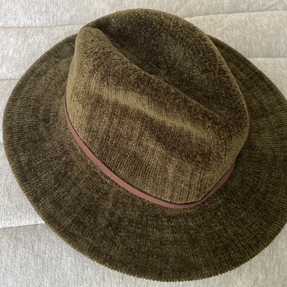 New directions, polyester hat, never been worn in great condition